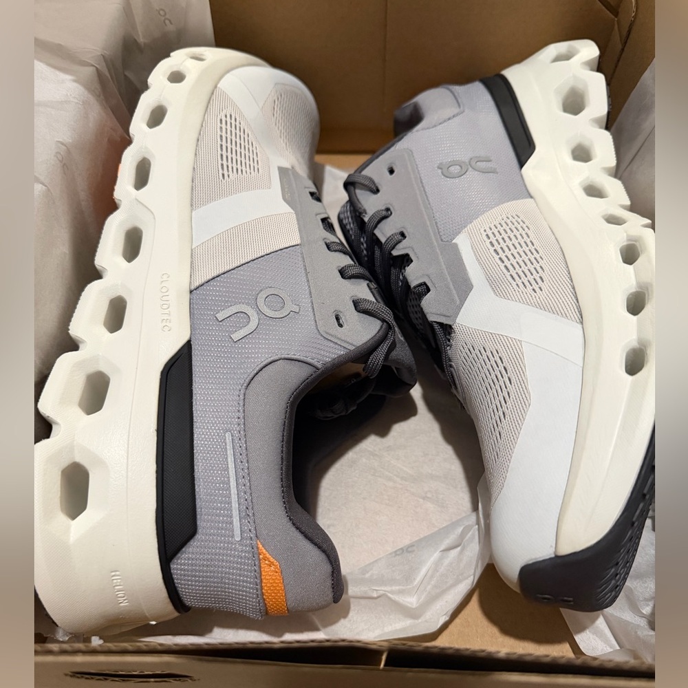 BRAND NEW!! On Running Athletic Shoes in Gray and White Size 11 Wide